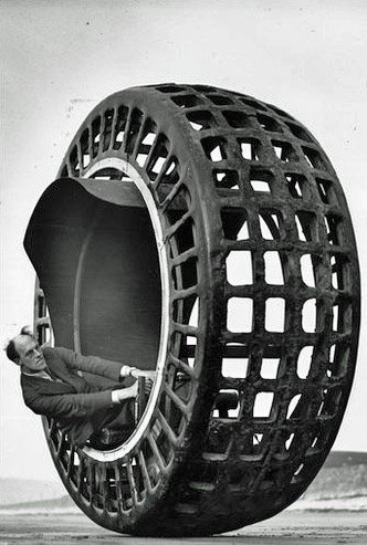 Illustration for article titled This electric car was invented in 1932 and looked like a giant hamster wheel